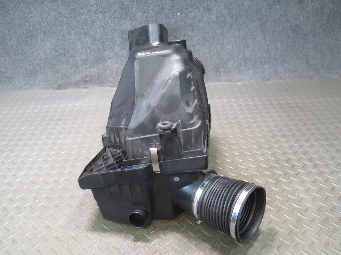 2006-2010 BMW E63 E64 M5 M6 Right Air Intake Cleaner Filter Box Assembly 7839023