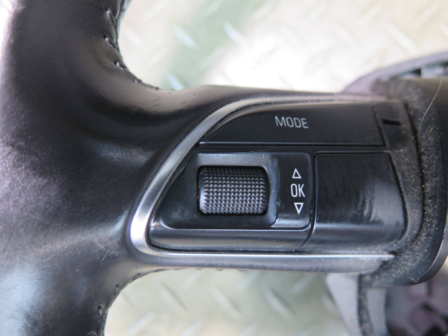 11-15 Audi Q7 4L Leather Steering w Controls Black OEM