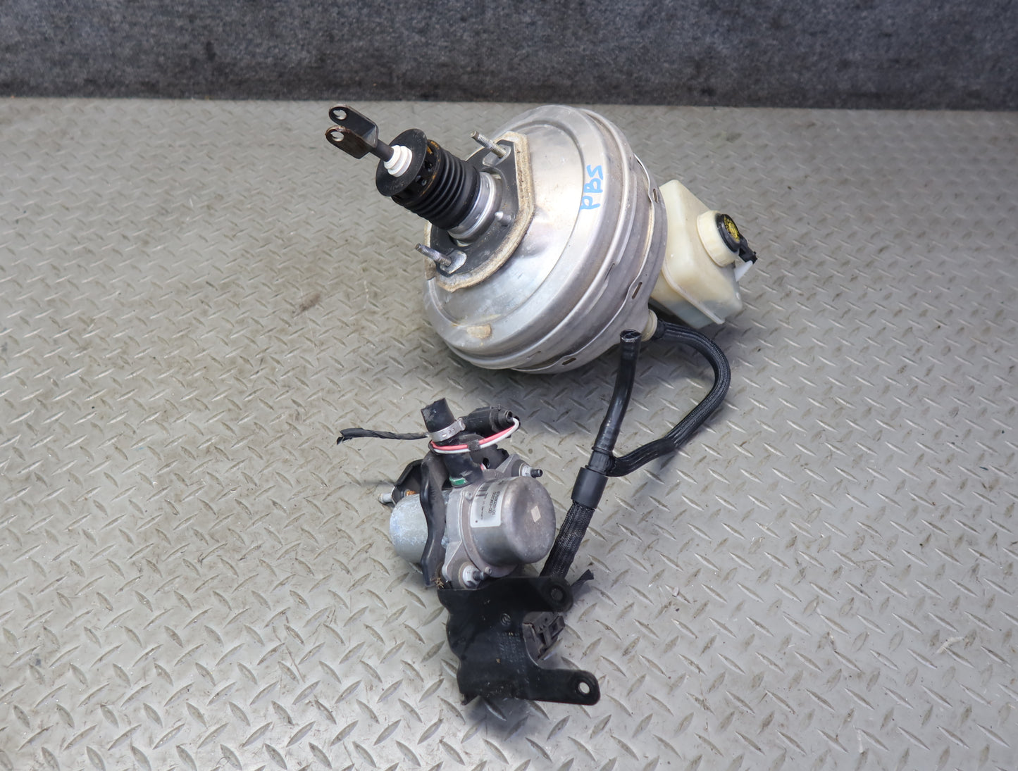 2006-2010 BMW E63 E64 M6 Brake Master Cylinder Booster Reservoir W/ Vacuum Pump