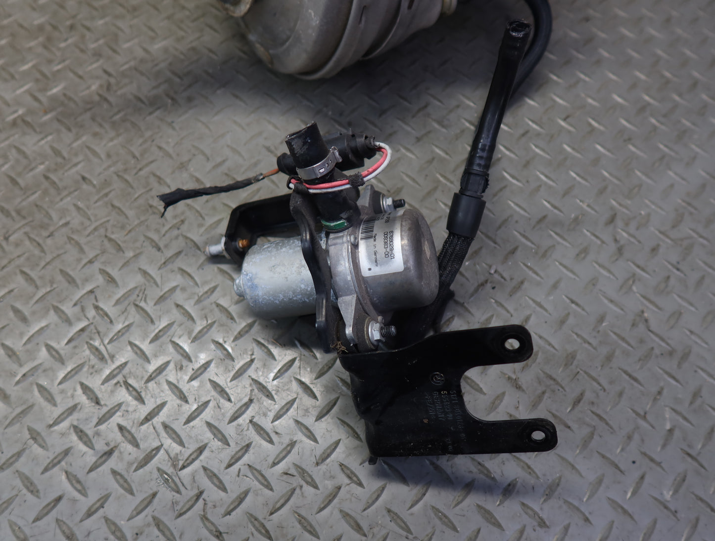 2006-2010 BMW E63 E64 M6 Brake Master Cylinder Booster Reservoir W/ Vacuum Pump