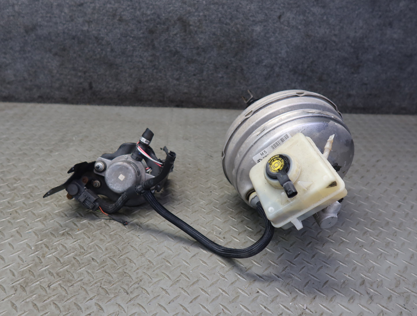 2006-2010 BMW E63 E64 M6 Brake Master Cylinder Booster Reservoir W/ Vacuum Pump