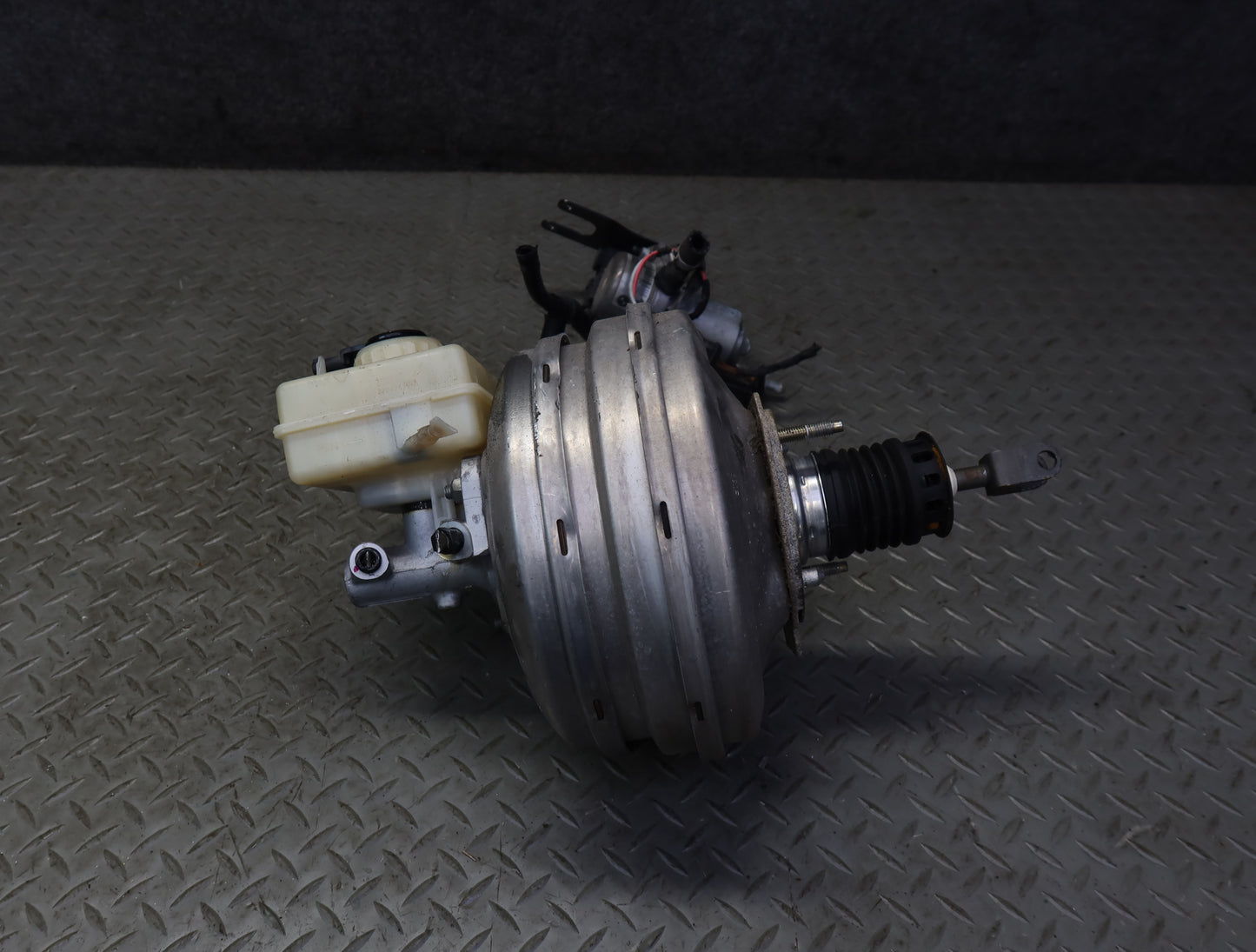 2006-2010 BMW E63 E64 M6 Brake Master Cylinder Booster Reservoir W/ Vacuum Pump