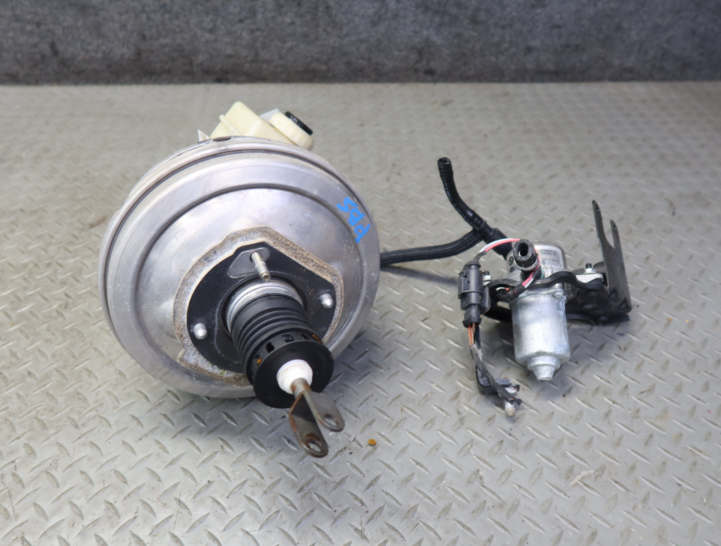 2006-2010 BMW E63 E64 M6 Brake Master Cylinder Booster Reservoir W/ Vacuum Pump