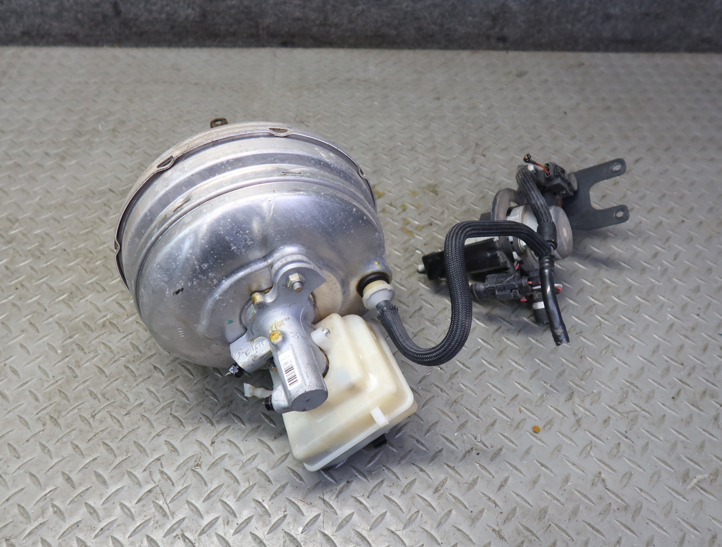 2006-2010 BMW E63 E64 M6 Brake Master Cylinder Booster Reservoir W/ Vacuum Pump