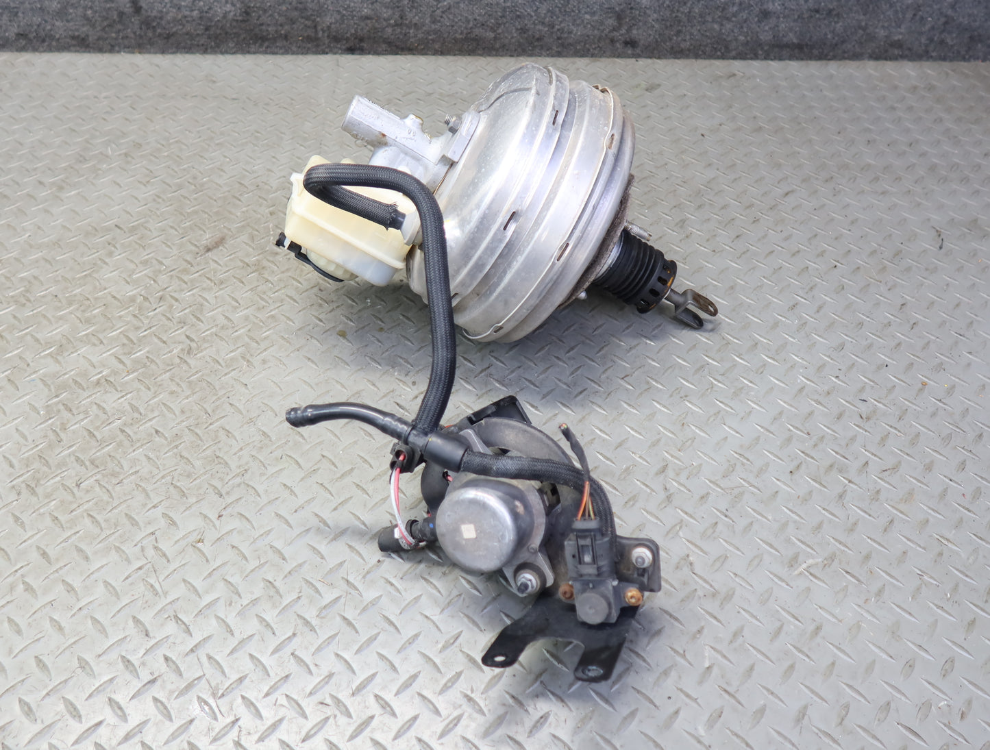 2006-2010 BMW E63 E64 M6 Brake Master Cylinder Booster Reservoir W/ Vacuum Pump