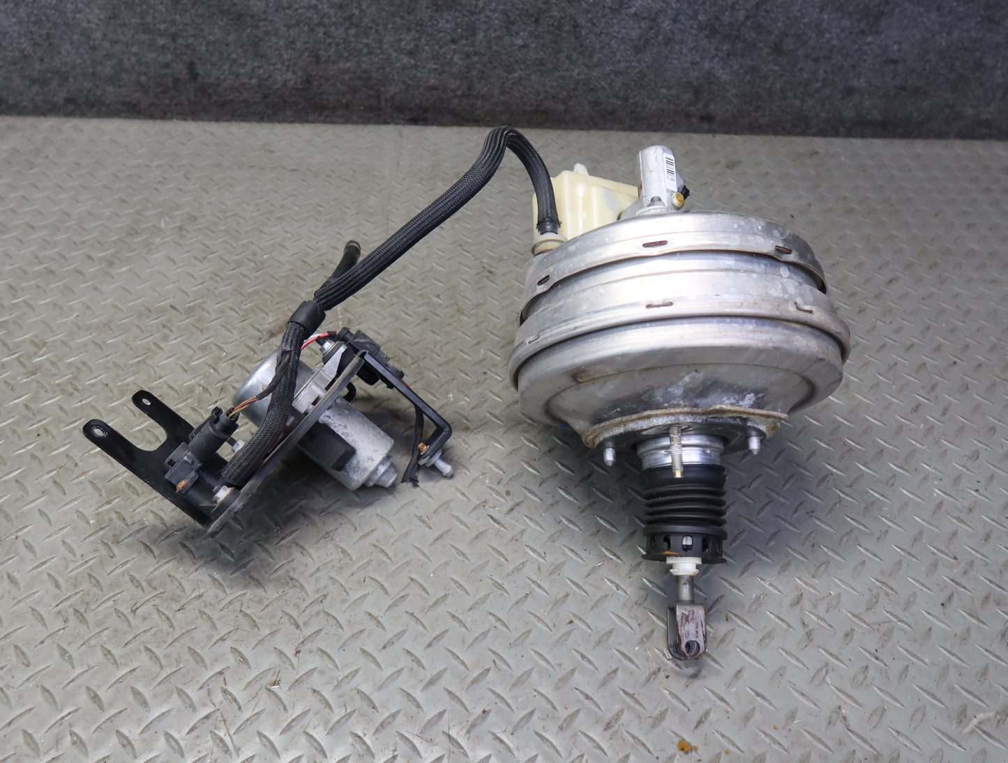 2006-2010 BMW E63 E64 M6 Brake Master Cylinder Booster Reservoir W/ Vacuum Pump