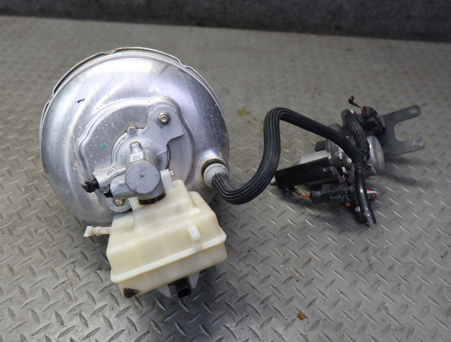 2006-2010 BMW E63 E64 M6 Brake Master Cylinder Booster Reservoir W/ Vacuum Pump