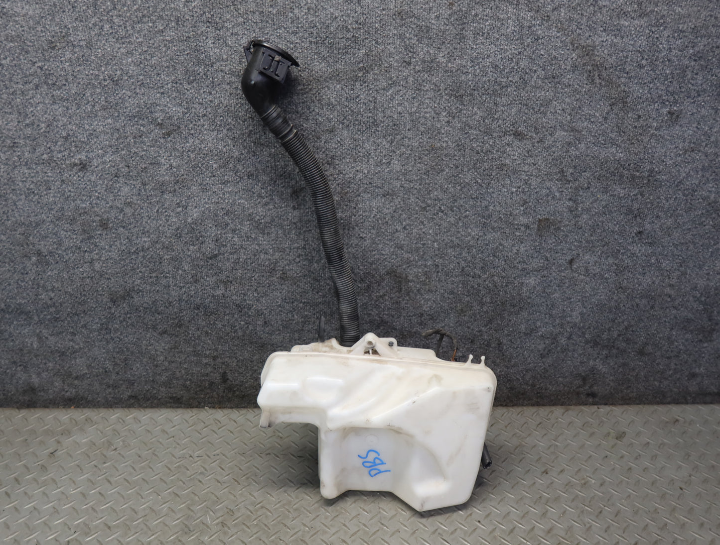 2006-2010 BMW E63 E64 M6 Windshield Washer Fluid Reservoir Tank W/ Pump 7896391