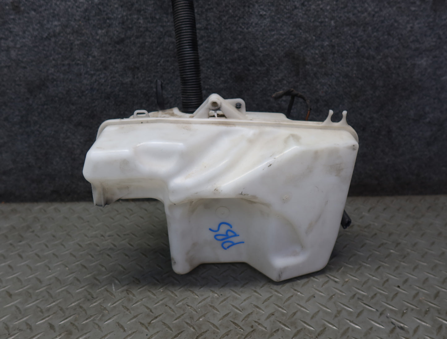 2006-2010 BMW E63 E64 M6 Windshield Washer Fluid Reservoir Tank W/ Pump 7896391