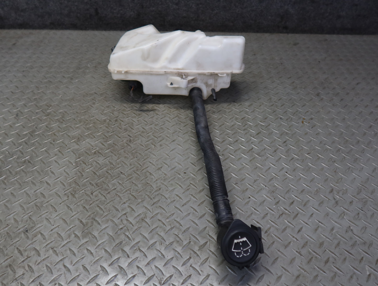 2006-2010 BMW E63 E64 M6 Windshield Washer Fluid Reservoir Tank W/ Pump 7896391