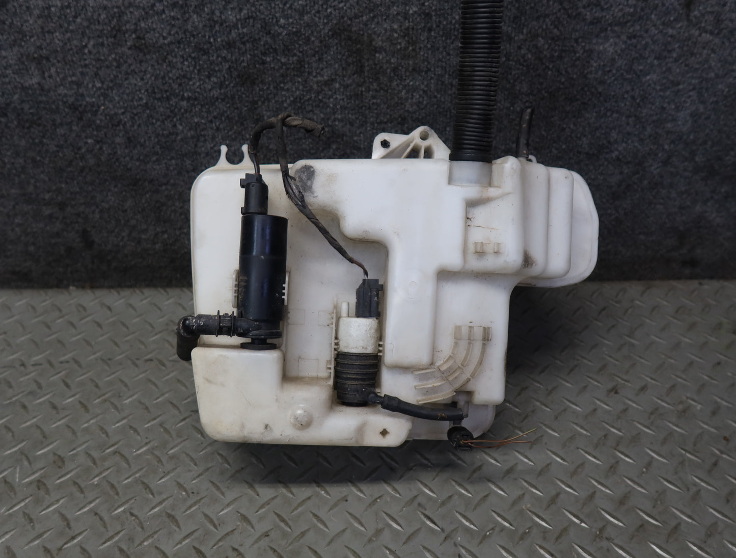 2006-2010 BMW E63 E64 M6 Windshield Washer Fluid Reservoir Tank W/ Pump 7896391