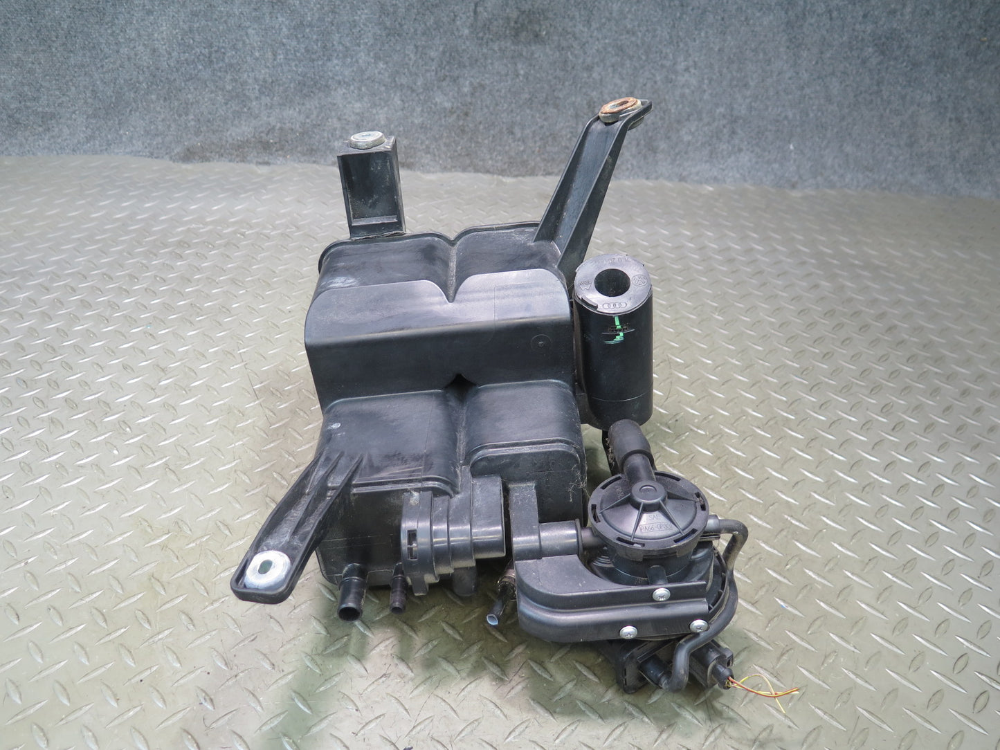 07-15 Audi 4L Q7 Fuel Evap Vapor Charcoal Canister 7L8201801B OEM