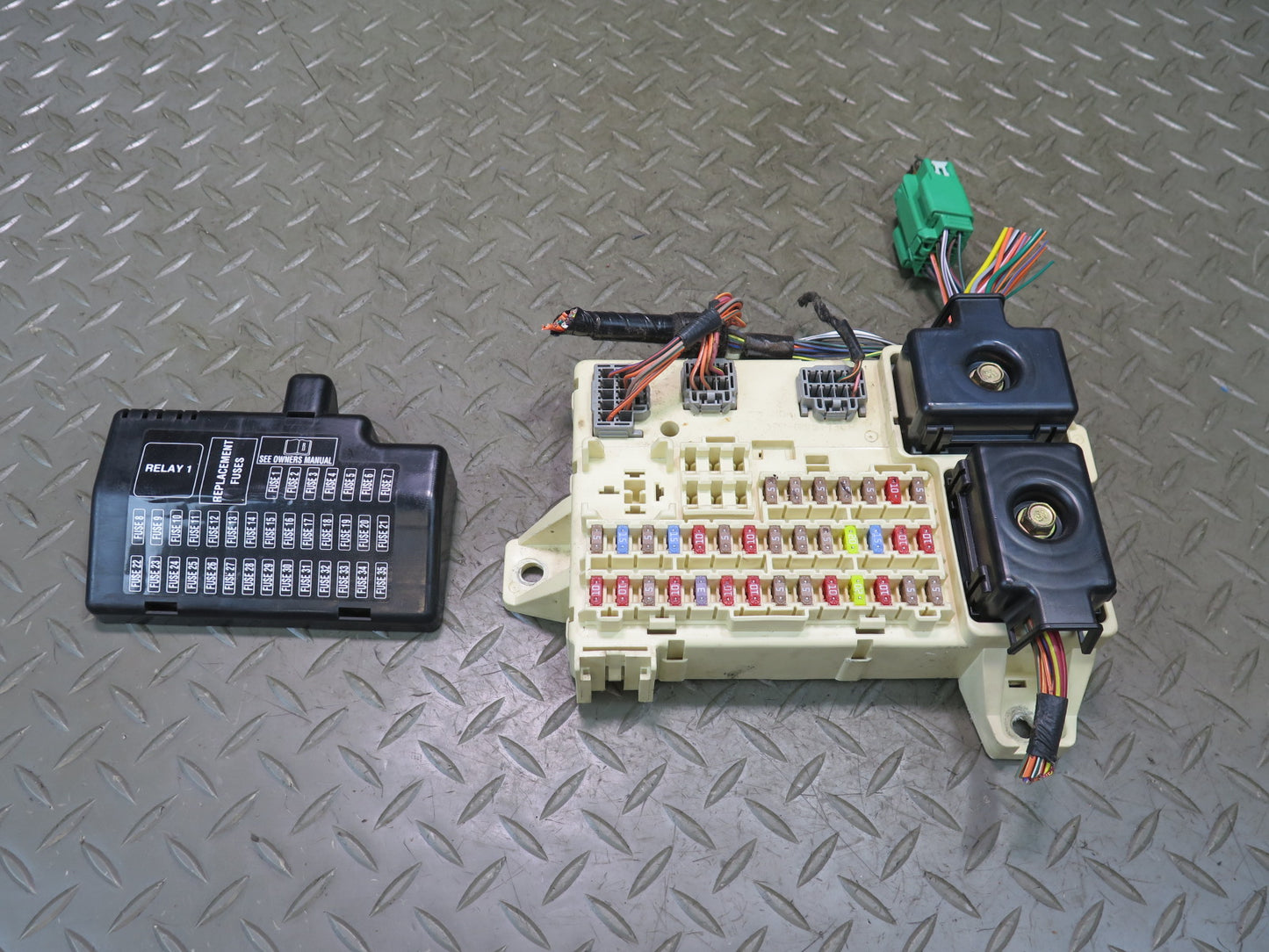 02-05 Ford Thunderbird Power Distribution Fuse Relay Box OEM