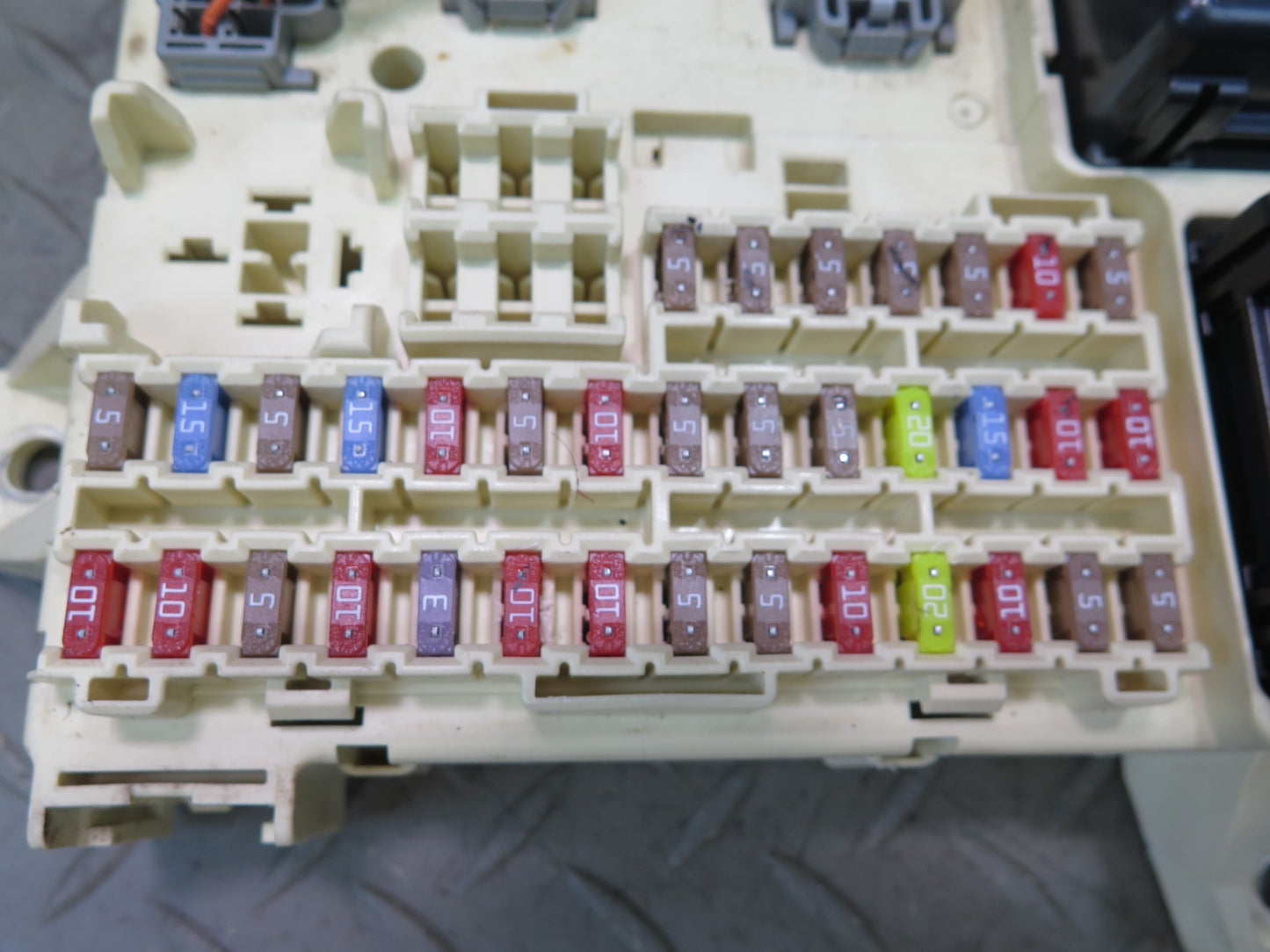 02-05 Ford Thunderbird Power Distribution Fuse Relay Box OEM