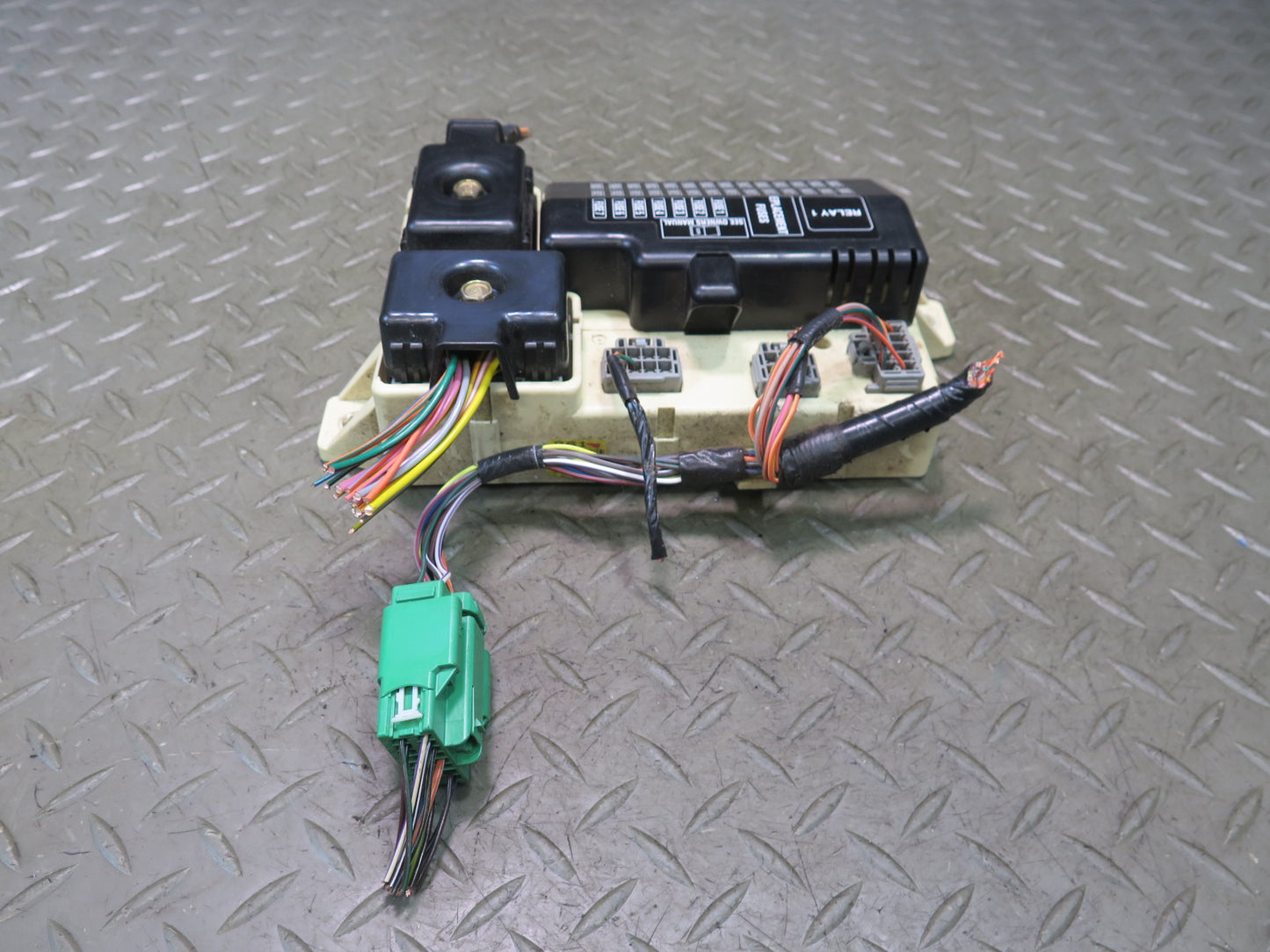 02-05 Ford Thunderbird Power Distribution Fuse Relay Box OEM
