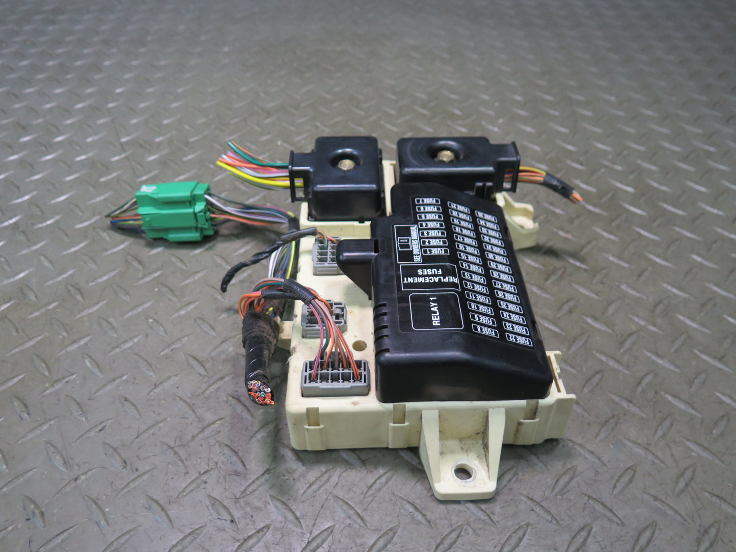 02-05 Ford Thunderbird Power Distribution Fuse Relay Box OEM