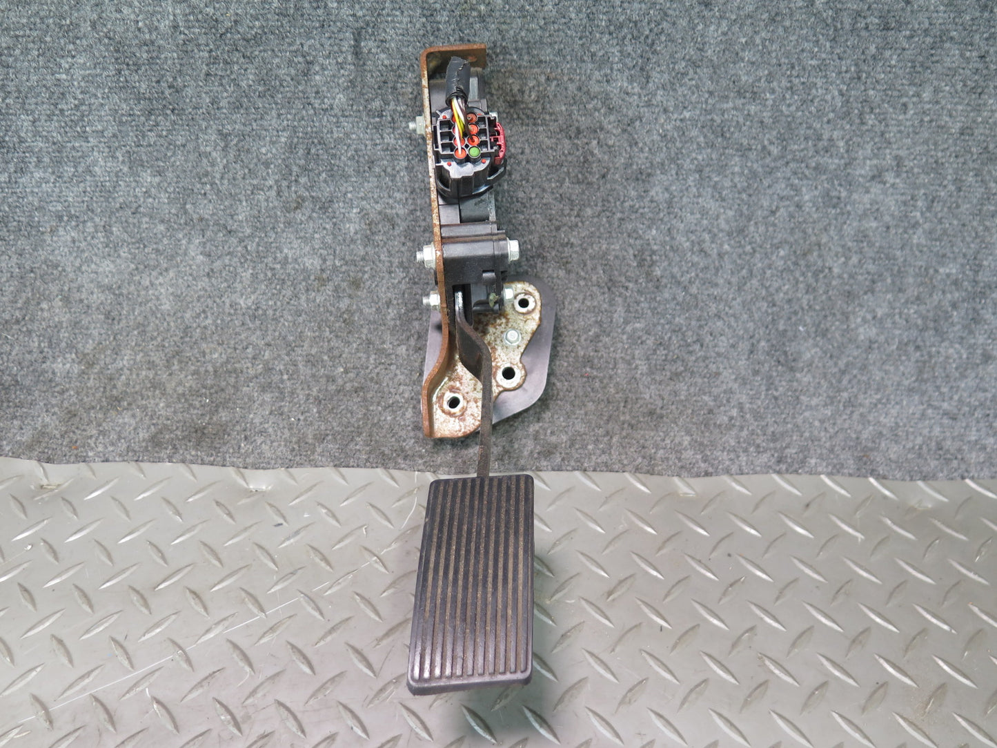 02-05 Ford Thunderbird A/T Gas Acceleration Throttle Pedal Assembly OEM