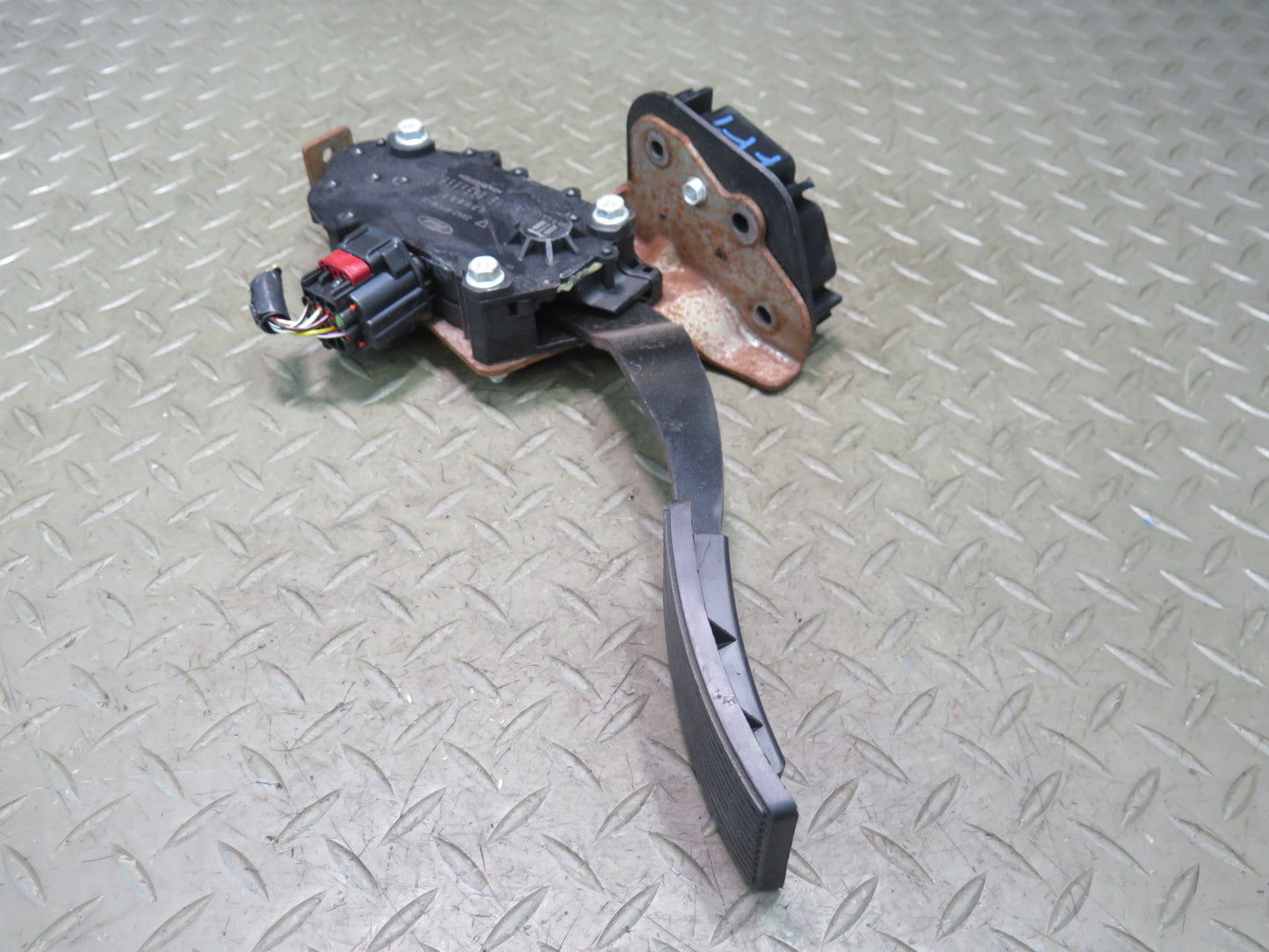 02-05 Ford Thunderbird A/T Gas Acceleration Throttle Pedal Assembly OEM