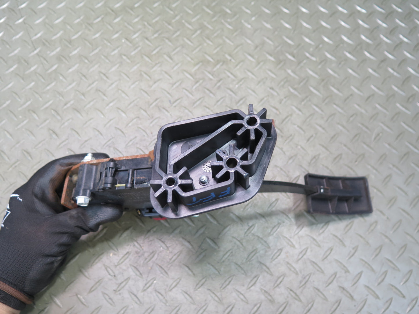 02-05 Ford Thunderbird A/T Gas Acceleration Throttle Pedal Assembly OEM