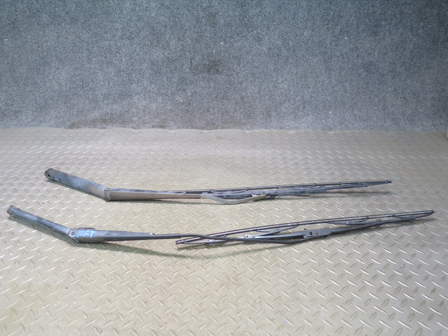 02-05 Ford Thunderbird Set of 2 Front Left & Right Wiper Arm OEM
