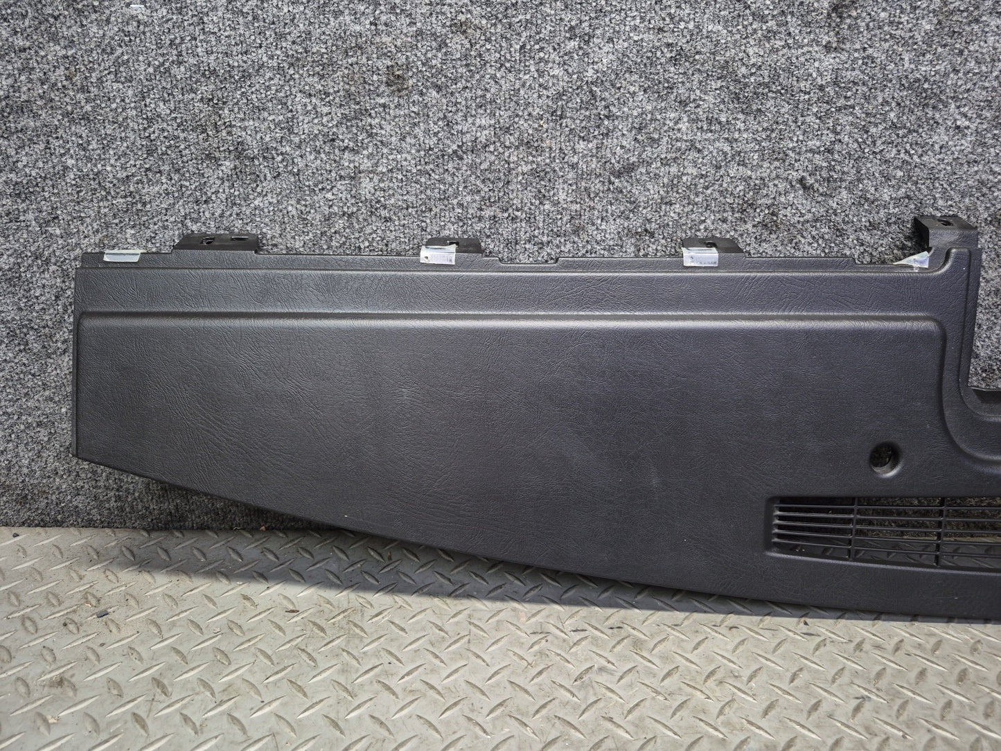 2003-2007 Hummer H2 Dash Upper Defrost Air Vent Grille Trim Panel 15102556