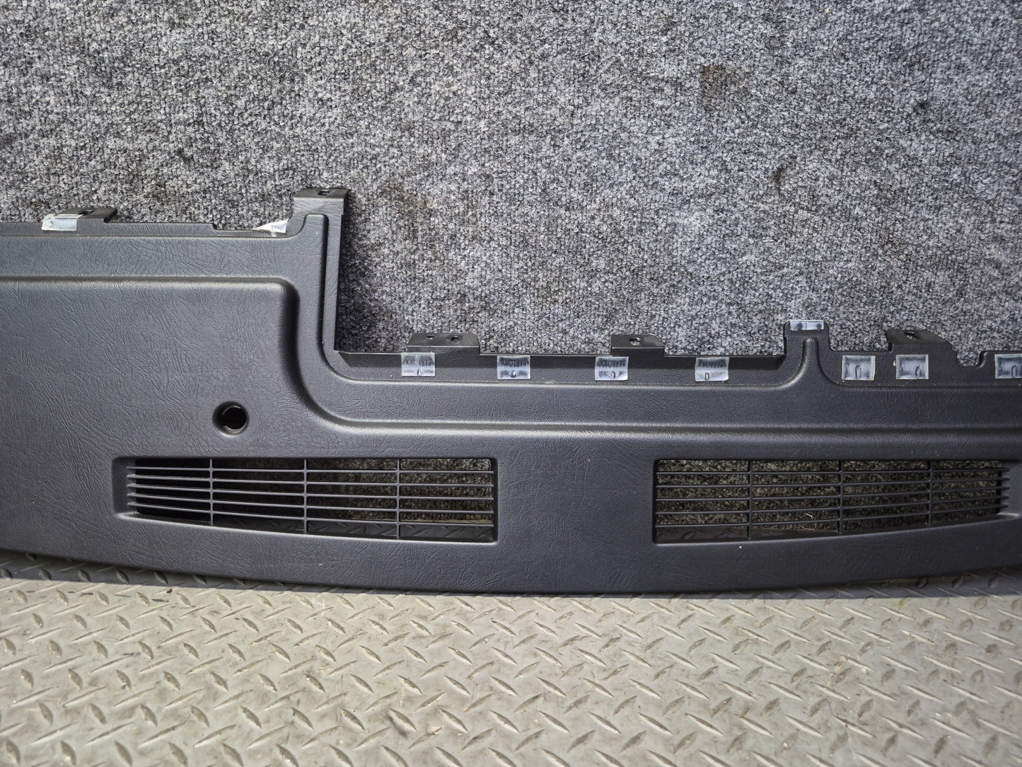 2003-2007 Hummer H2 Dash Upper Defrost Air Vent Grille Trim Panel 15102556