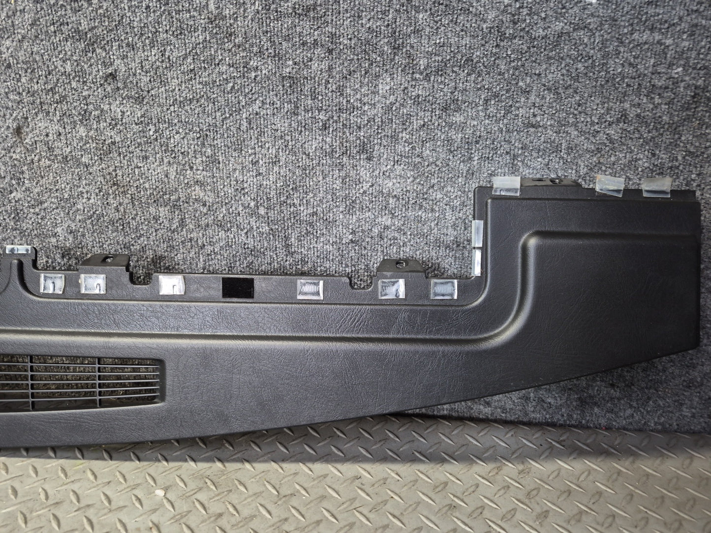2003-2007 Hummer H2 Dash Upper Defrost Air Vent Grille Trim Panel 15102556