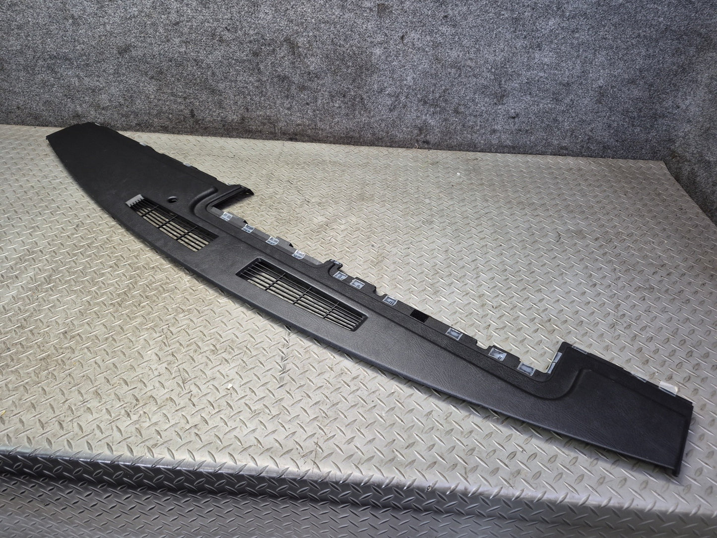 2003-2007 Hummer H2 Dash Upper Defrost Air Vent Grille Trim Panel 15102556