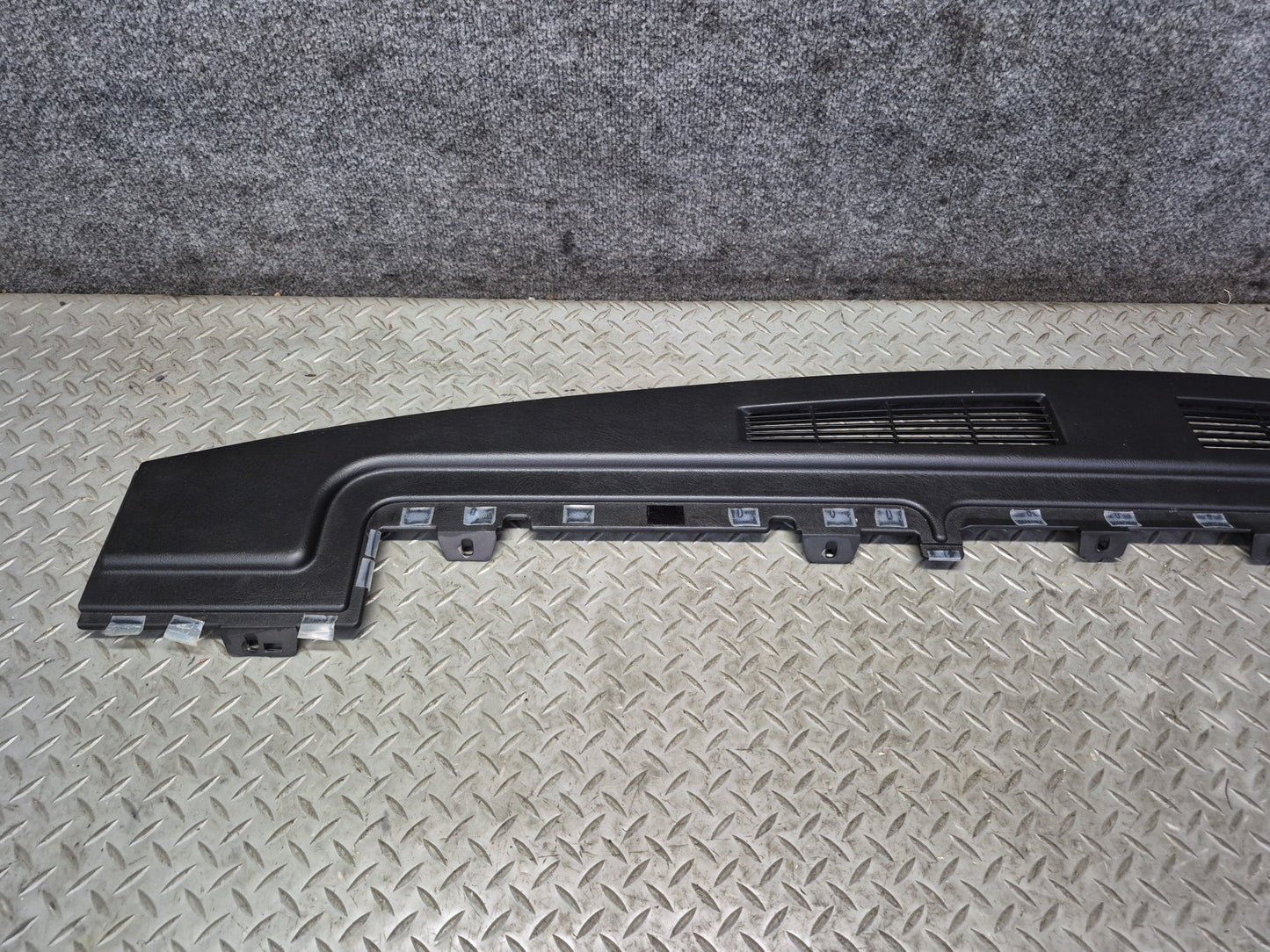 2003-2007 Hummer H2 Dash Upper Defrost Air Vent Grille Trim Panel 15102556