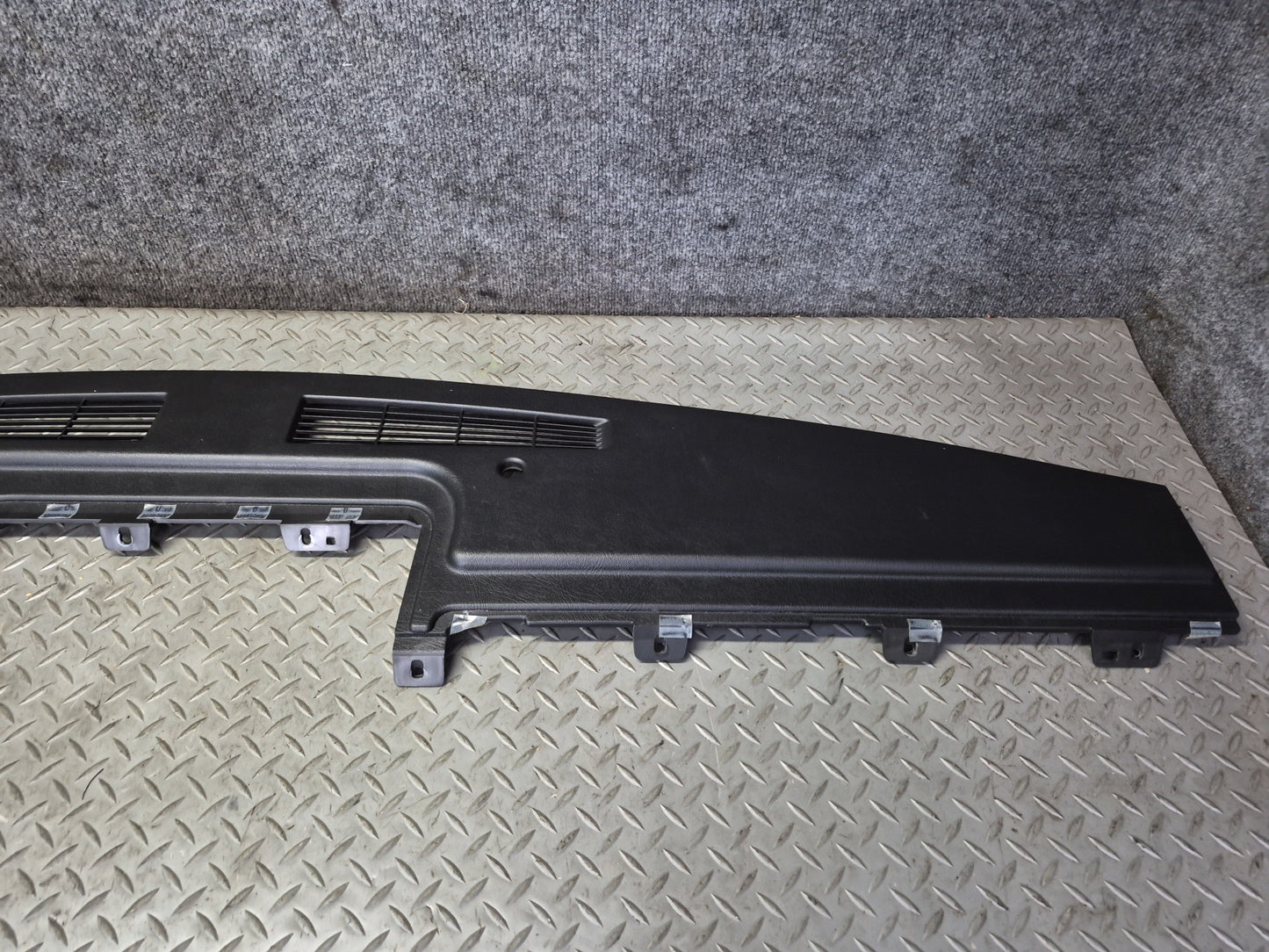 2003-2007 Hummer H2 Dash Upper Defrost Air Vent Grille Trim Panel 15102556