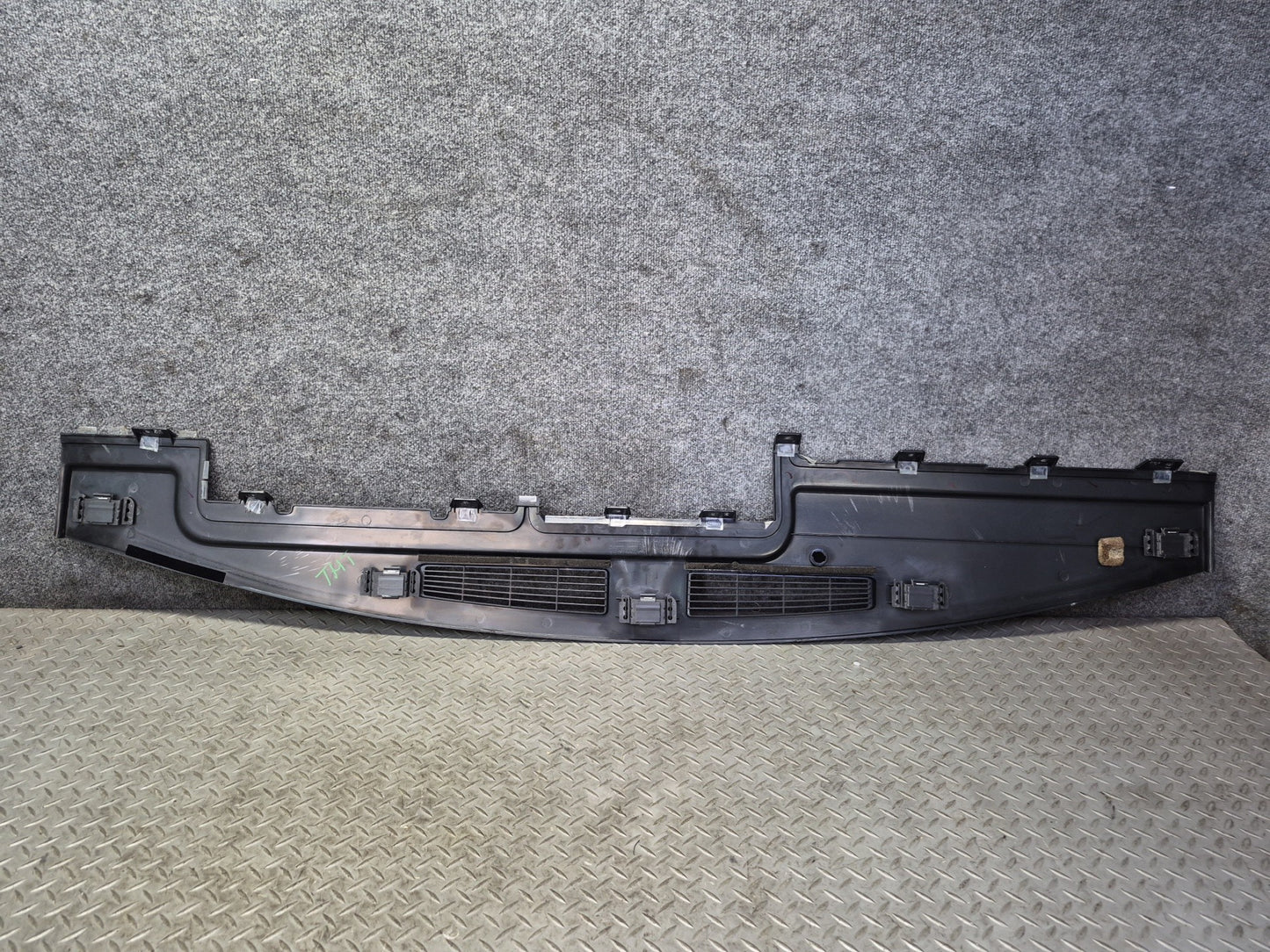 2003-2007 Hummer H2 Dash Upper Defrost Air Vent Grille Trim Panel 15102556