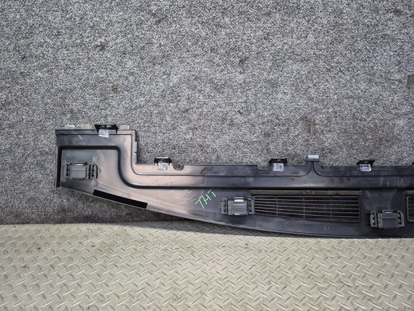 2003-2007 Hummer H2 Dash Upper Defrost Air Vent Grille Trim Panel 15102556