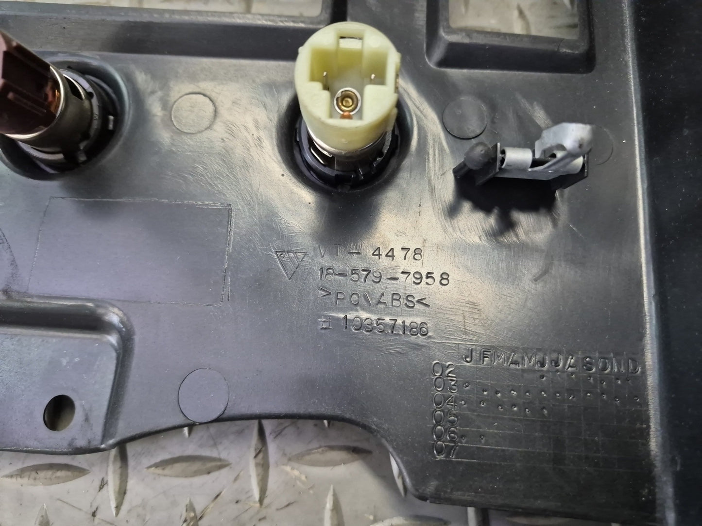 2003-2007 Hummer H2 Dash Front Center Radio Trim Bezel Cover Panel w Air Vents