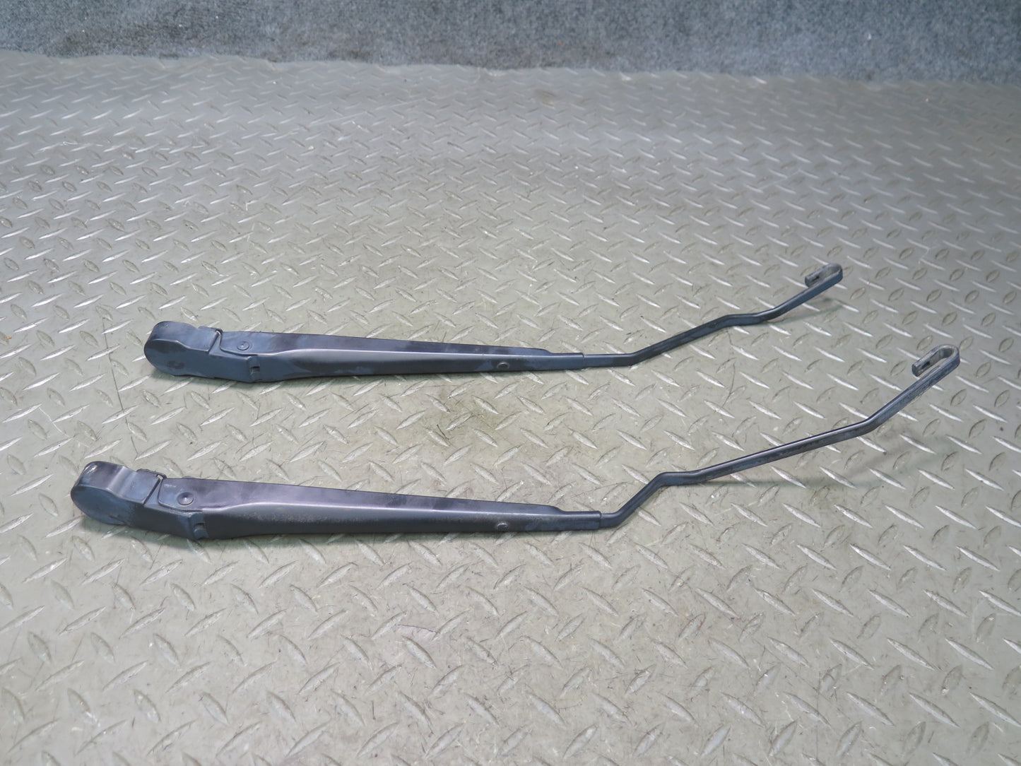 2003-2009 Hummer H2 Front Windshield Left & Right Wiper Arm Set of 2