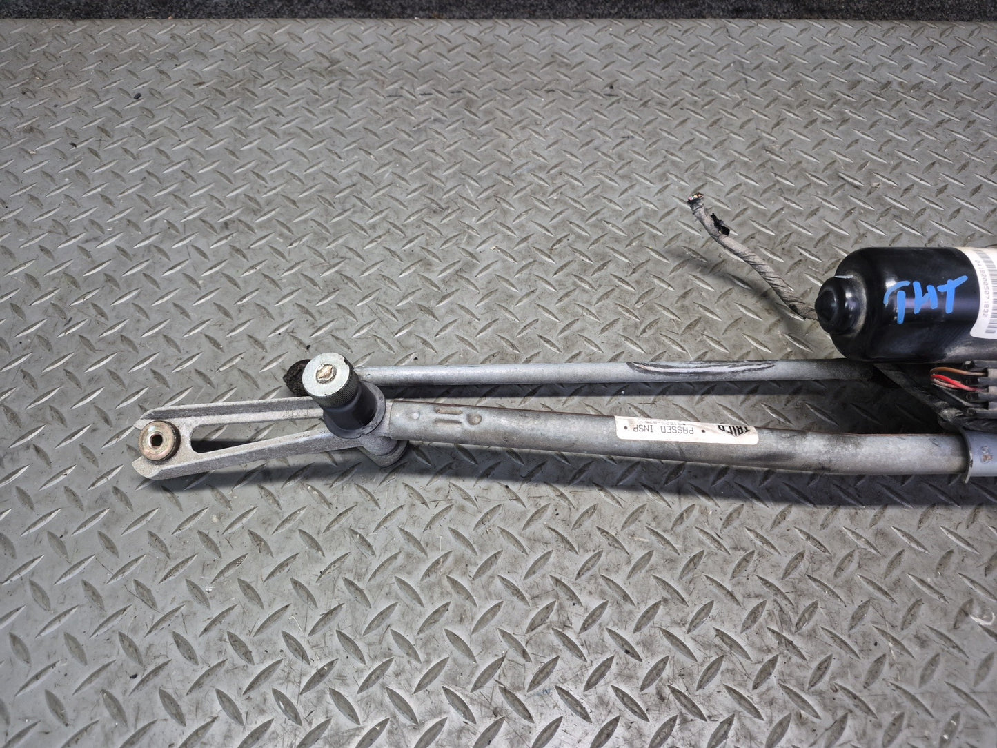 2003-2007 Hummer H2 Front Windshield Wiper Transmission Linkage w Motor 15230082