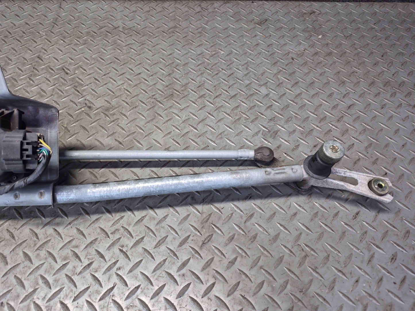 2003-2007 Hummer H2 Front Windshield Wiper Transmission Linkage w Motor 15230082