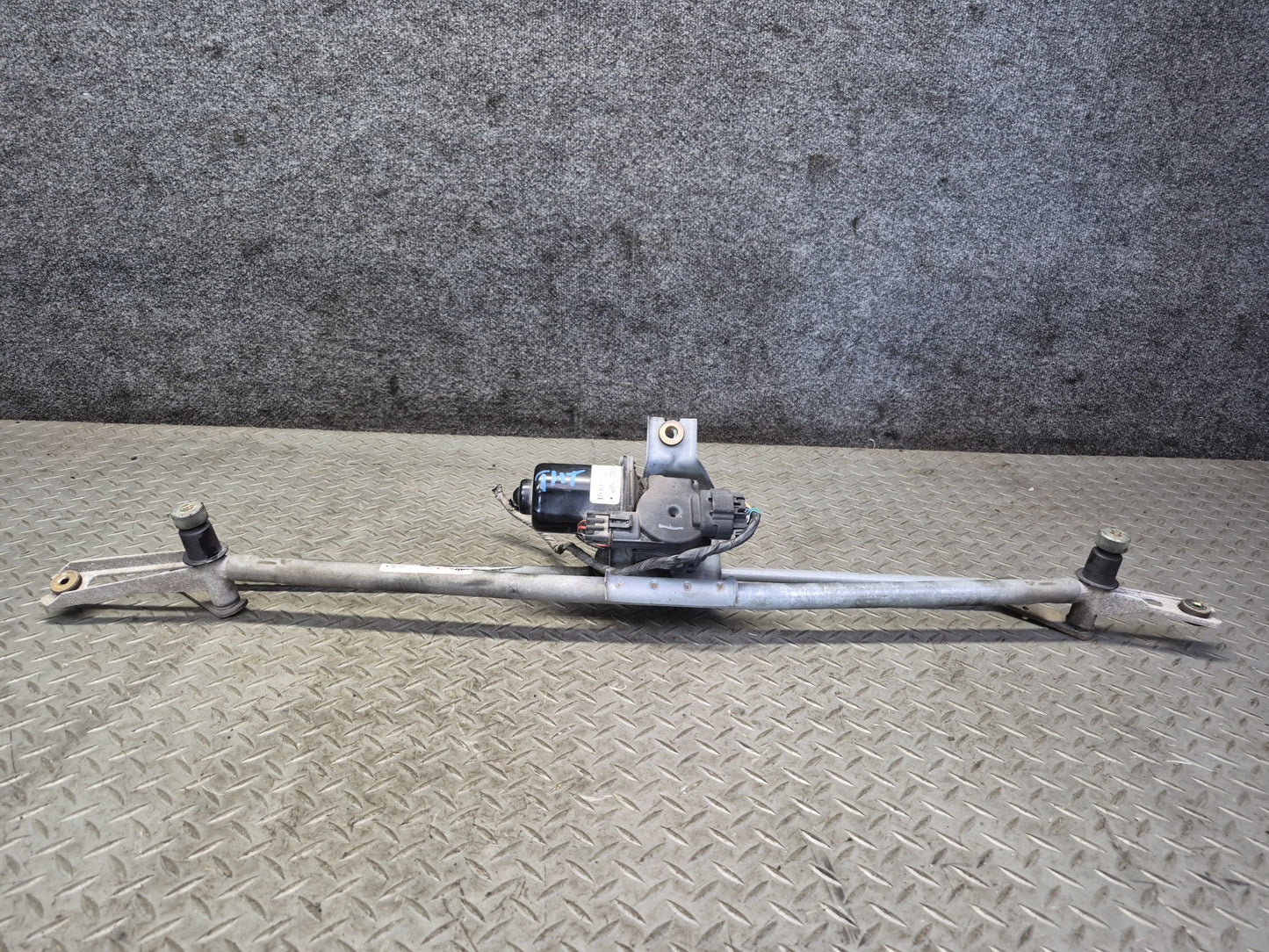 2003-2007 Hummer H2 Front Windshield Wiper Transmission Linkage w Motor 15230082