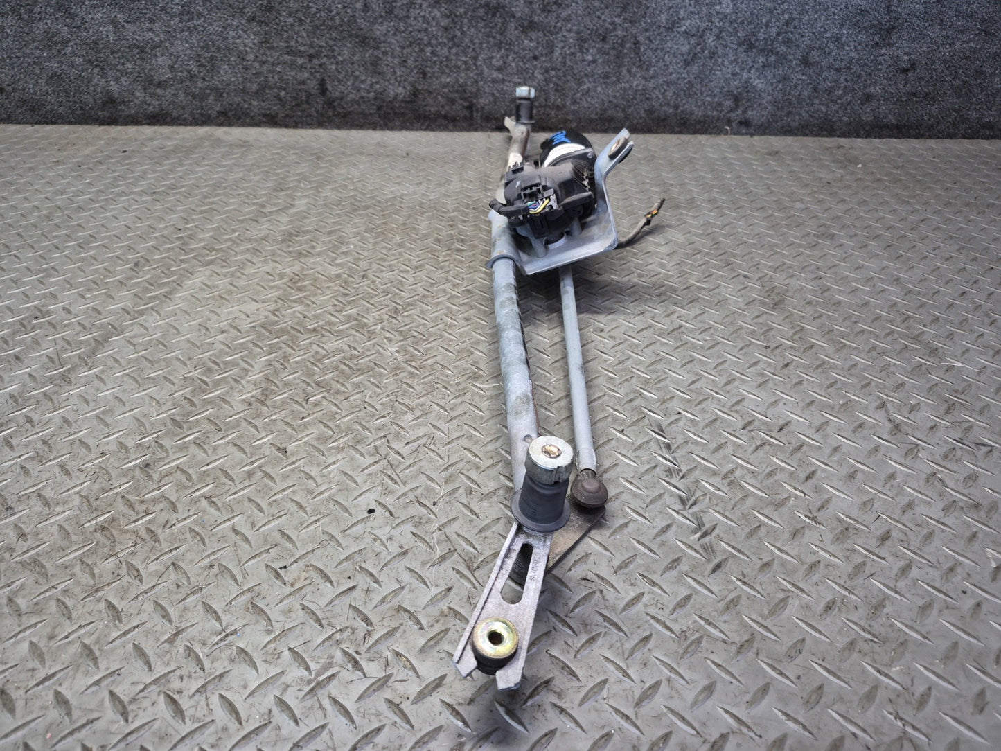 2003-2007 Hummer H2 Front Windshield Wiper Transmission Linkage w Motor 15230082