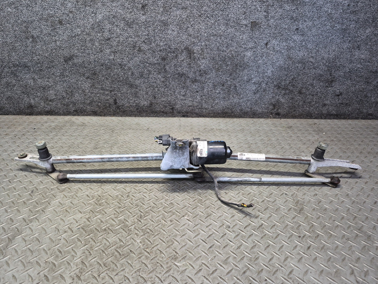 2003-2007 Hummer H2 Front Windshield Wiper Transmission Linkage w Motor 15230082