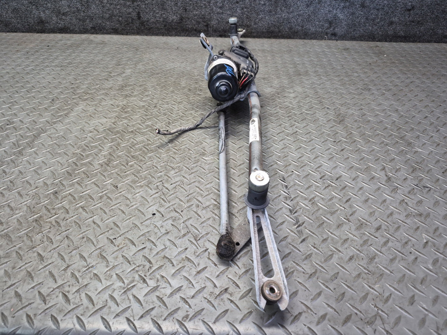 2003-2007 Hummer H2 Front Windshield Wiper Transmission Linkage w Motor 15230082