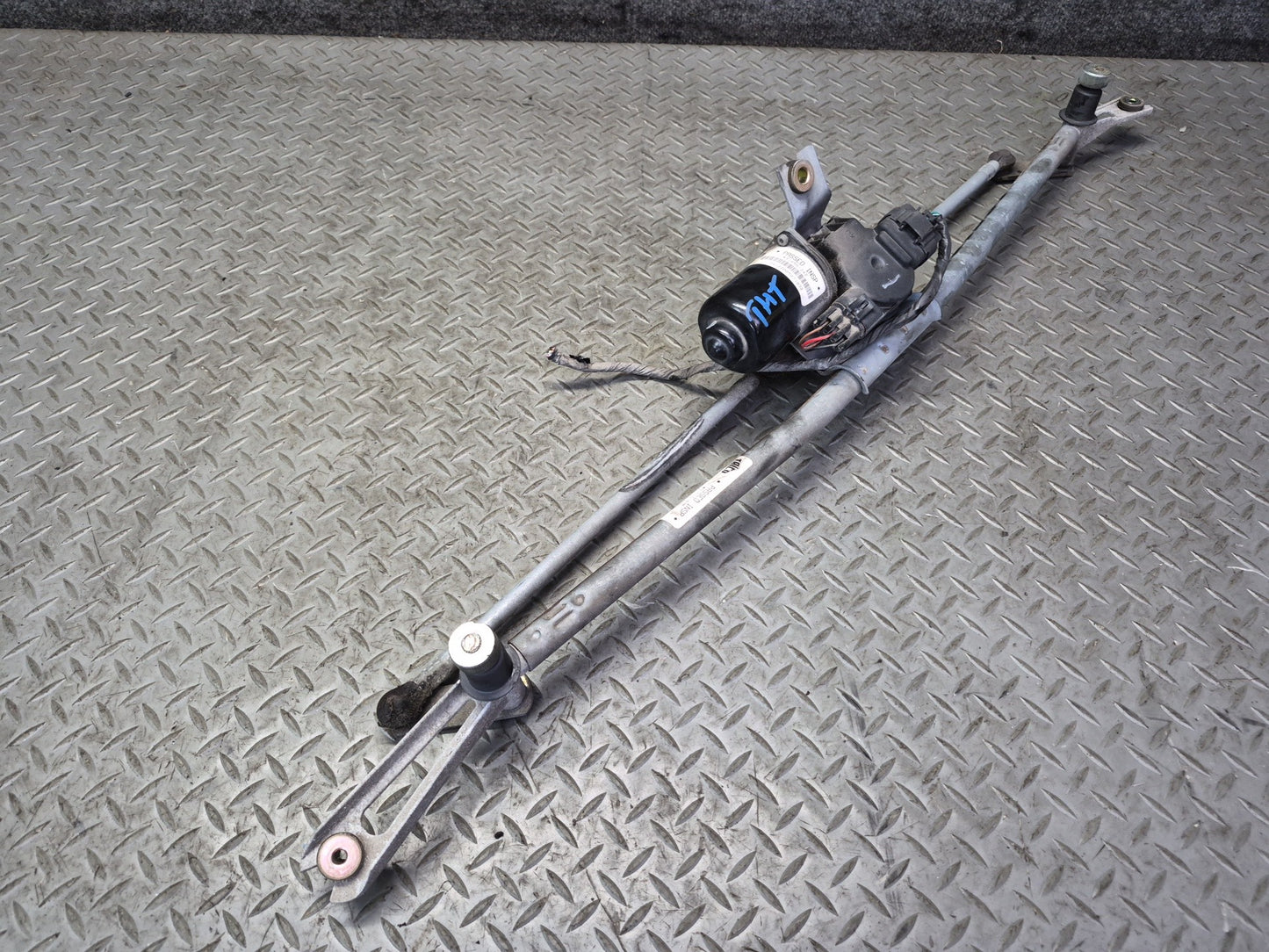2003-2007 Hummer H2 Front Windshield Wiper Transmission Linkage w Motor 15230082