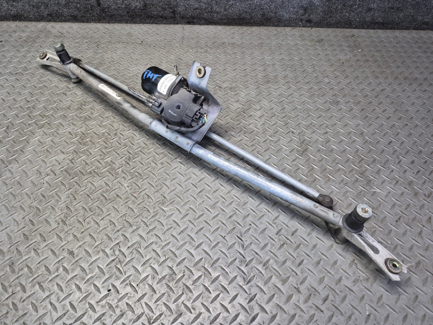 2003-2007 Hummer H2 Front Windshield Wiper Transmission Linkage w Motor 15230082