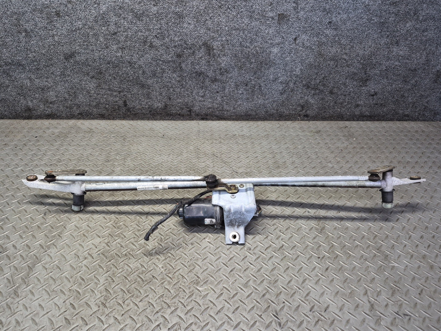 2003-2007 Hummer H2 Front Windshield Wiper Transmission Linkage w Motor 15230082