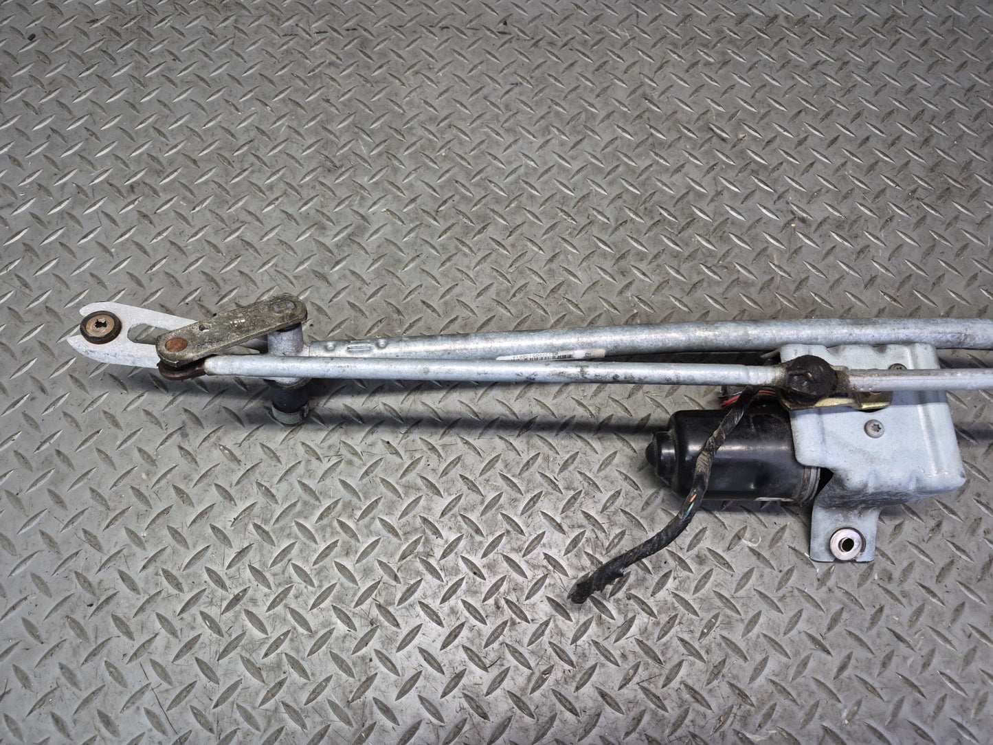 2003-2007 Hummer H2 Front Windshield Wiper Transmission Linkage w Motor 15230082