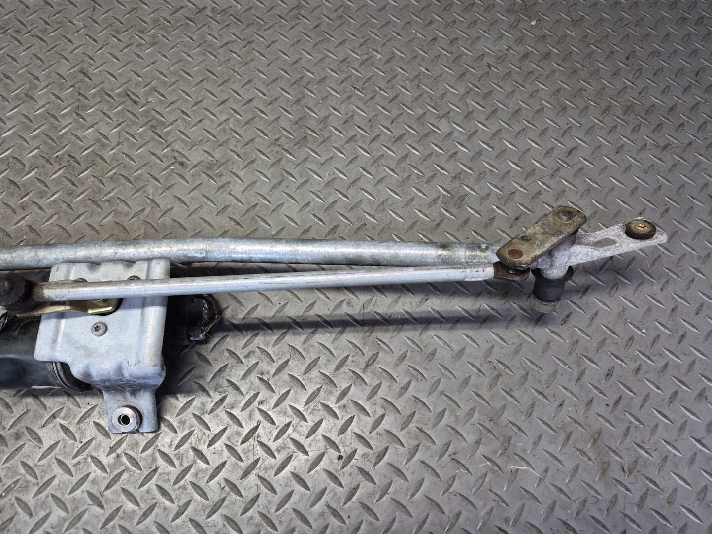 2003-2007 Hummer H2 Front Windshield Wiper Transmission Linkage w Motor 15230082
