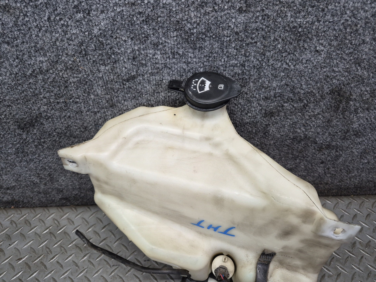 2003-2007 Hummer H2 Windshield Wiper Washer Fluid Reservoir Tank w Pump