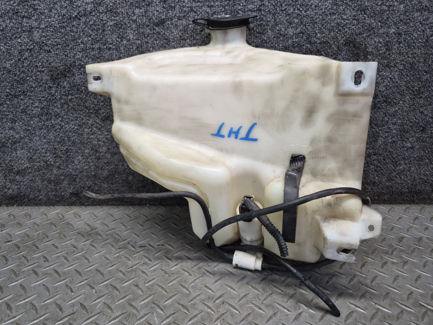 2003-2007 Hummer H2 Windshield Wiper Washer Fluid Reservoir Tank w Pump