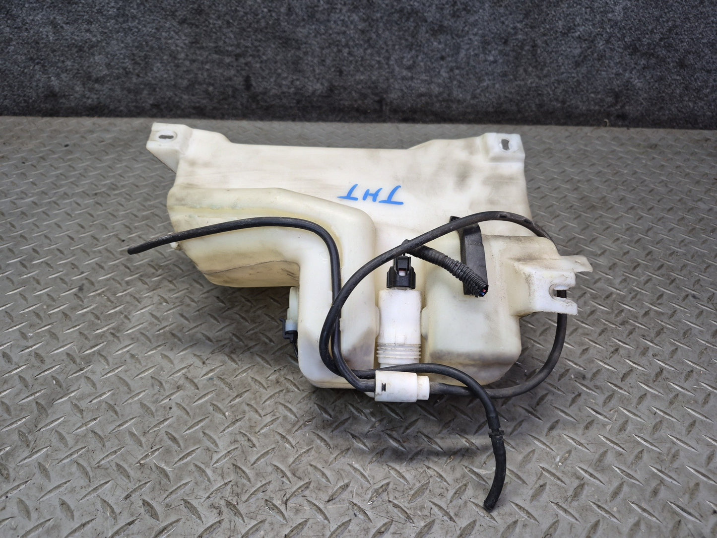 2003-2007 Hummer H2 Windshield Wiper Washer Fluid Reservoir Tank w Pump
