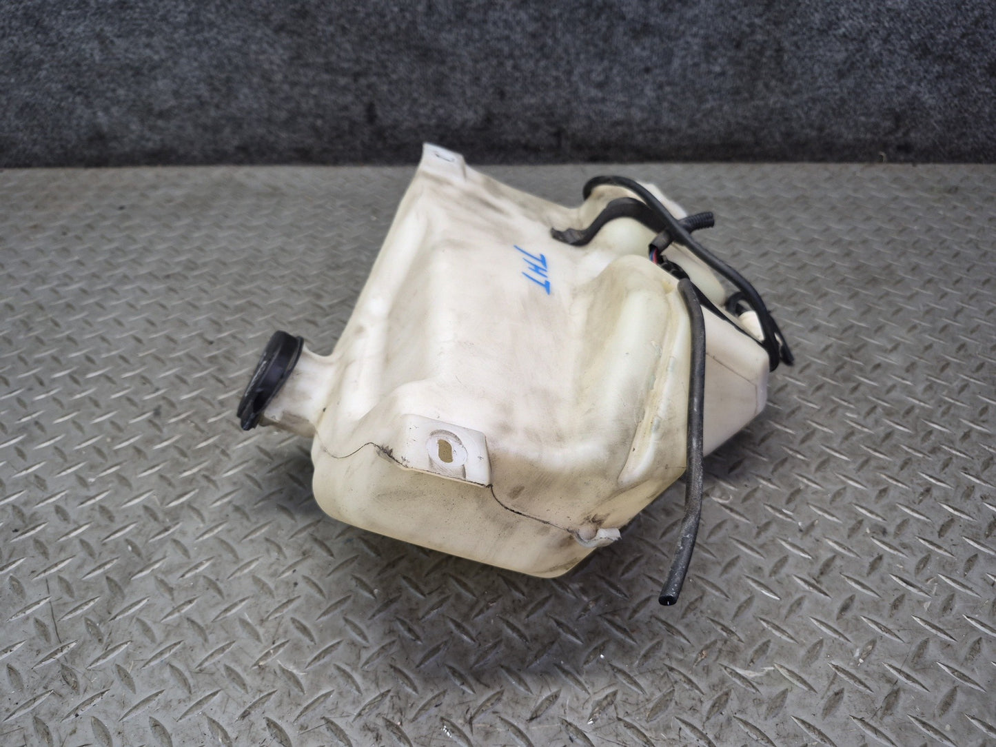 2003-2007 Hummer H2 Windshield Wiper Washer Fluid Reservoir Tank w Pump