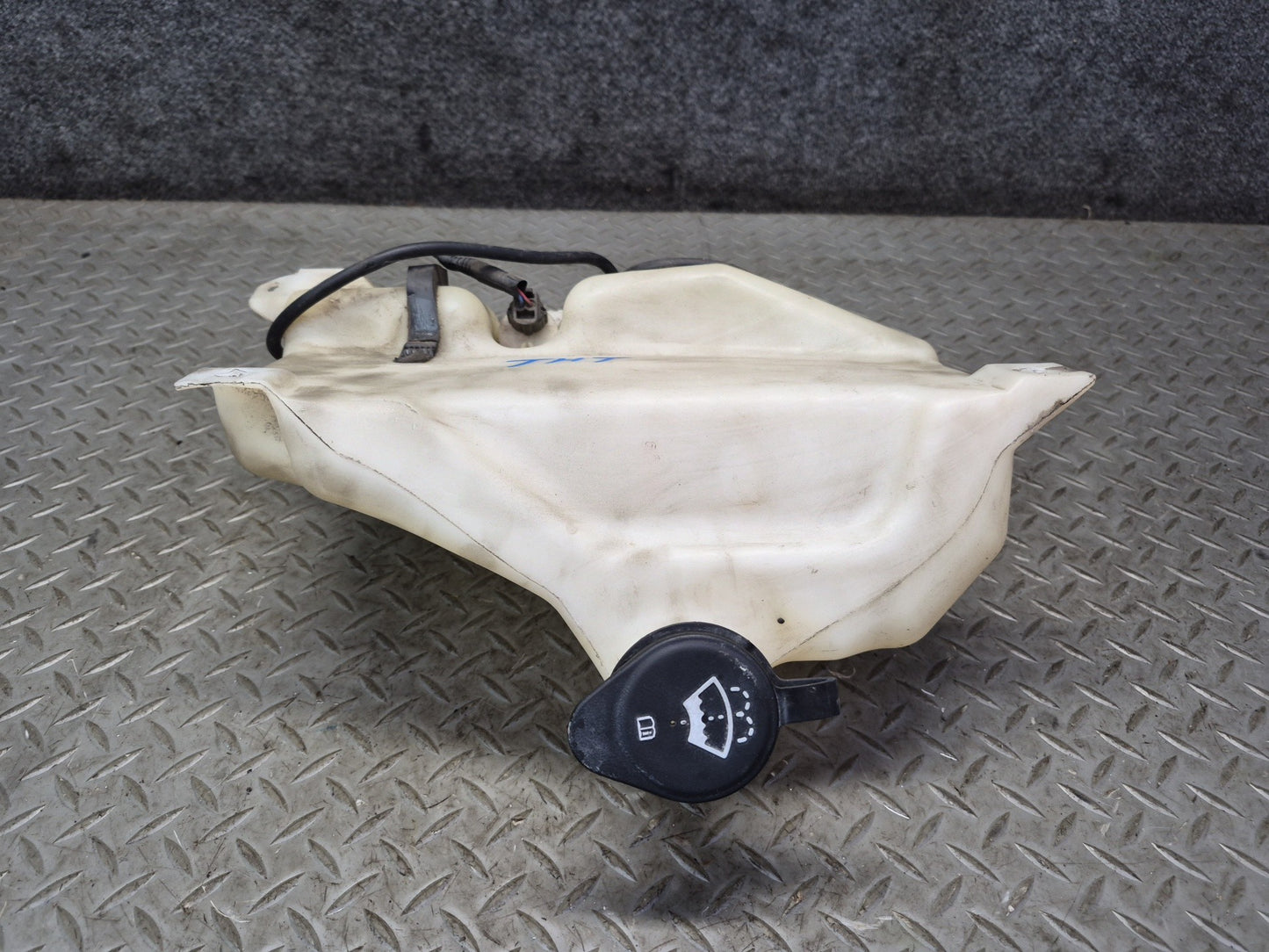 2003-2007 Hummer H2 Windshield Wiper Washer Fluid Reservoir Tank w Pump